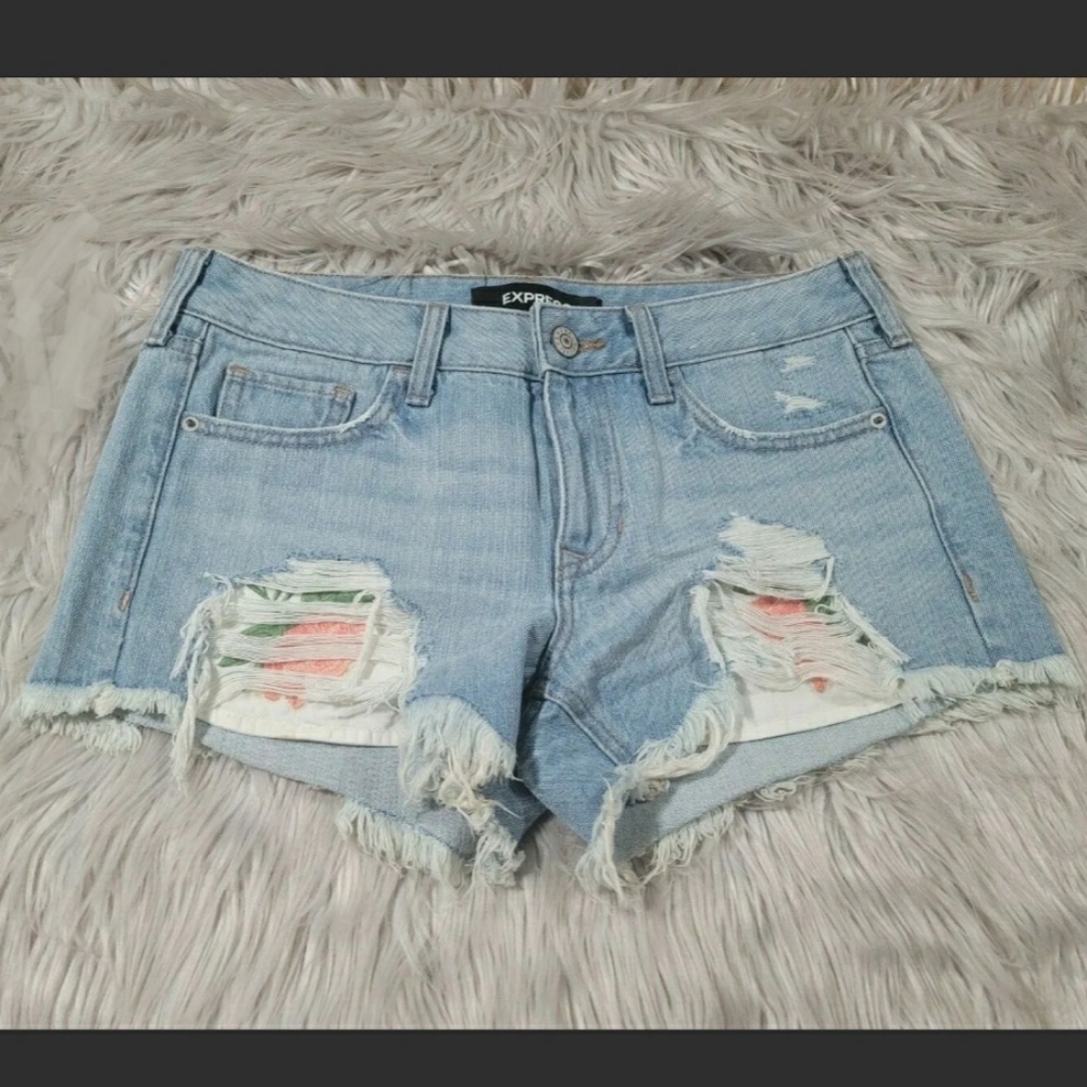 Express Light Wash Destroyed Denim Pocket Applique Shorts Size 2 (32")